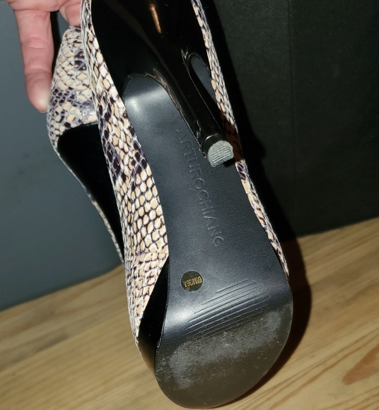 ARTURO CHANG. SIZE 6M, SNAKE SKIN LOOK, PUMPS, SEXY PUMPS. NEVER WORN OUTSIDE. - Picture 5 of 5